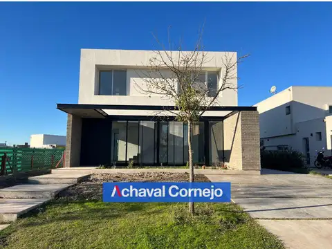 VENTA | Casa  de 4 dormitorios   pileta en el barrio Araucarias, Puertos