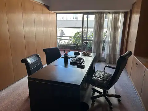 Se alquila oficina en Monserrat, balcón y cochera