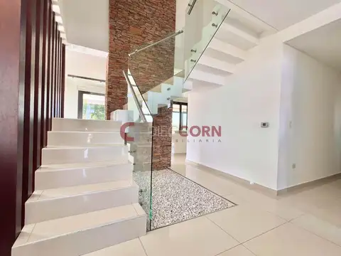 Casa en Venta con 6 cocheras