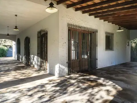 Casa en Alquiler con 3 cocheras