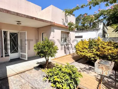 Casa 3 Ambientes con Gran Jardín