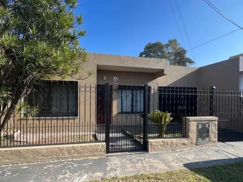 Casa de 3 Ambientes con Patio Parque Pileta en Quilmes Oeste