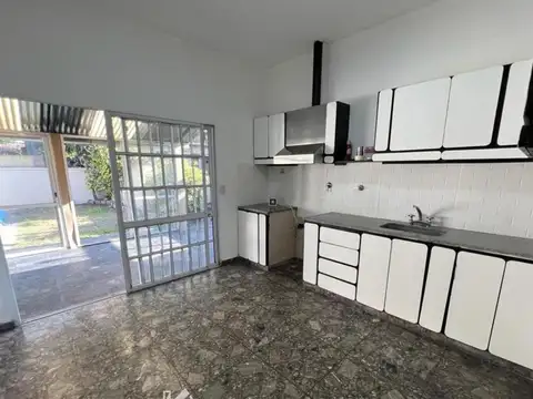Casa de 3 Ambientes con Patio Parque Pileta en Quilmes Oeste