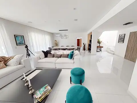 Casa en Venta con 2 cocheras