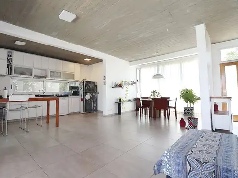 Casa en Alquiler con 2 cocheras