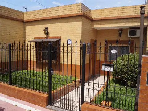 VENTA CASA CON QUINCHO Y FONDO  EN LOMAS DE ZAMORA