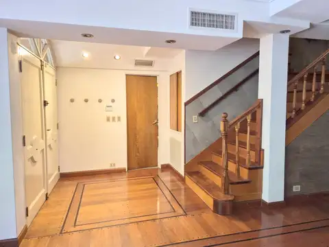 Casa en Alquiler con 4 cocheras