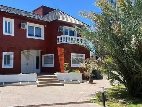 VENTA | Moderna Casa de 3 Dormitorios con Pileta, Cochera Doble y Gran Jardín