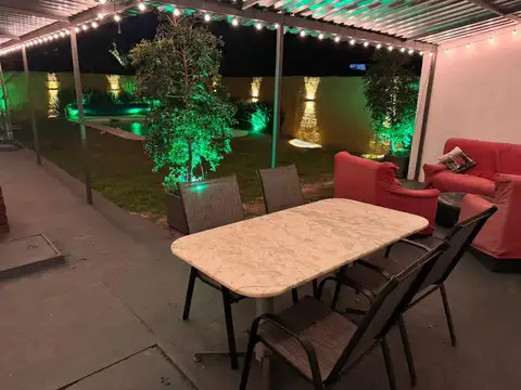 Casa 7 ambientes con 2 baños