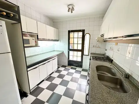 Casa 6 ambientes con 2 baños