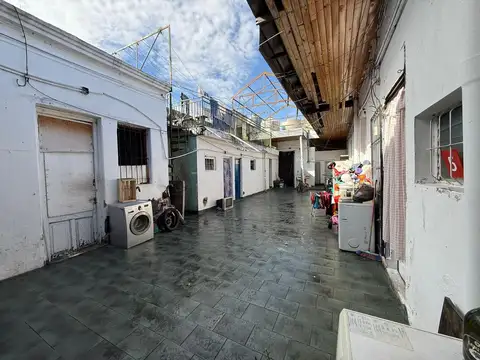 Venta galpón mas viviendas. Acepta permuta. La Boca
