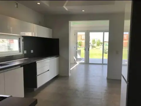 Casa en Venta con 3 cocheras