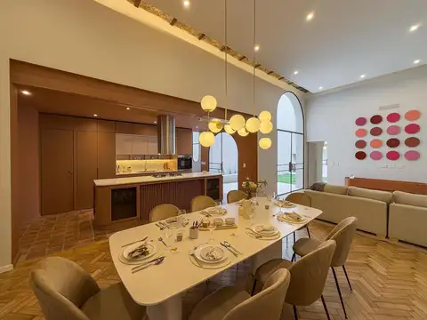 Casa de diseño, 4 dormitorios, cochera, patio y terraza en Abasto