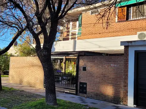 VENTA CASA 3 DORMITORIOS - 2 BAÑOS - PATIO - APTA CRÉDITO 139 M2