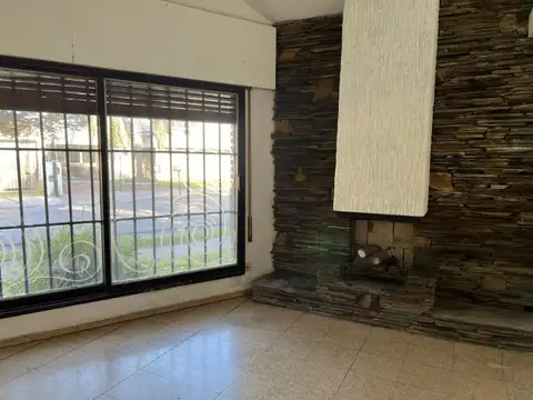 Casa 8 ambientes con 2 baños