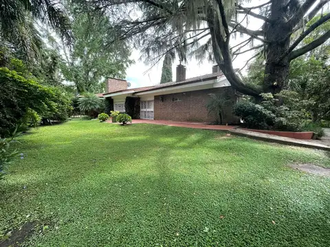 VENTA IMPONENTE CASA 3 DORMITORIOS. PARQUE. PISCINA. FUNES