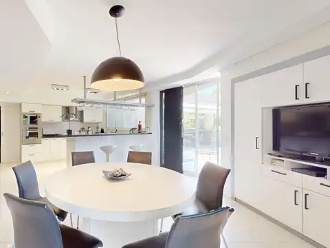 Casa 9 ambientes con 3 baños