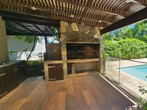 Casa 5 ambientes con 2 baños