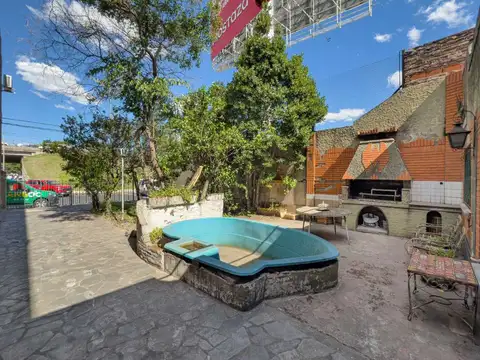 VENTA CASA 5 AMBIENTES CIUDADELA PARQUE Y PILETA