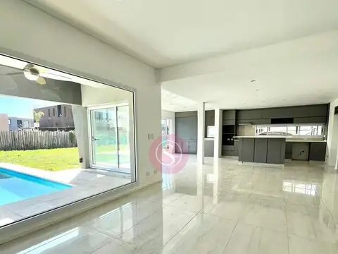 Casa 5 ambientes con 4 baños