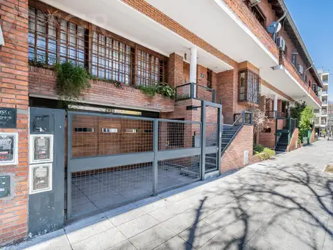 Venta Casa Triplex 6 Ambientes en suite con patio cocheras en Coghlan