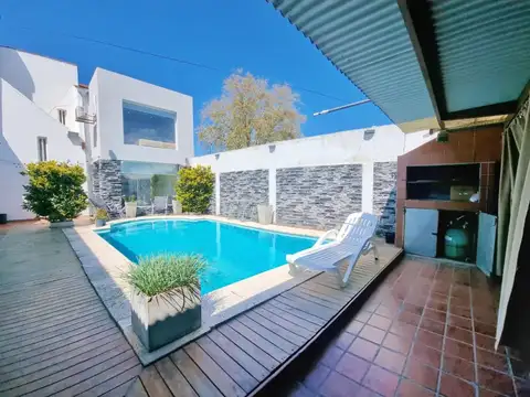 Chalet 4 ambientes con quinchos y piscina