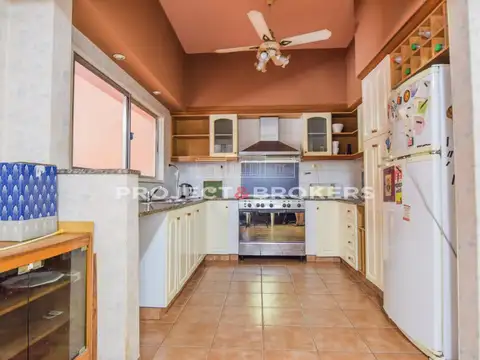 Casa 6 ambientes con 4 baños