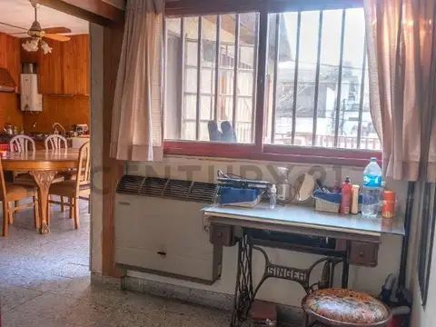 VENTA CASA 2 DORMITORIOS Y LOCAL COMERCIAL !