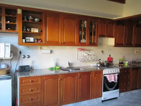 Casa 6 ambientes con 2 baños