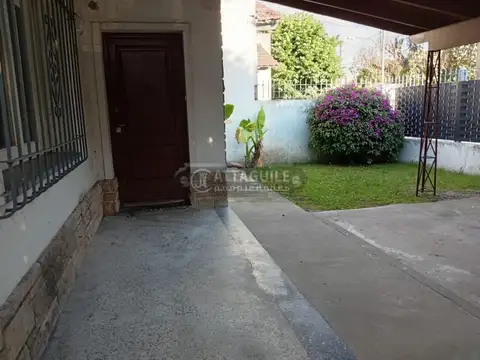 Casa en Alquiler con 1 cochera