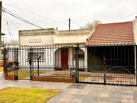 Casa tres ambientes con Patio y amplio Garage en Bernal Oeste