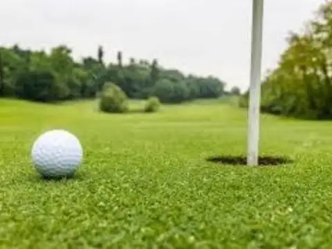 Tres Pinos Barrio, B. Golf