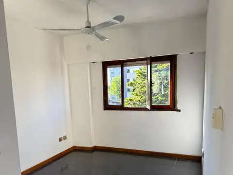 Excelente Oficina Comercial Amoblada en Zona Norte.