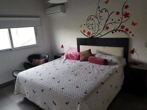 Casa en Alquiler con 2 cocheras