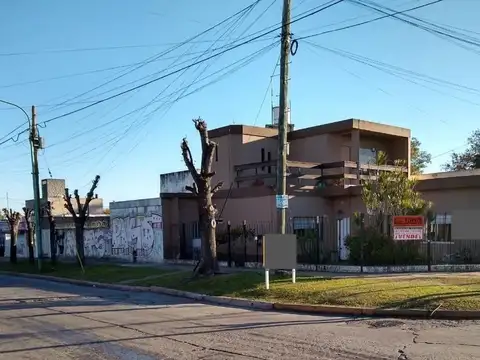 CASA 2 PLANTAS - ZONA RESIDENCIAL -