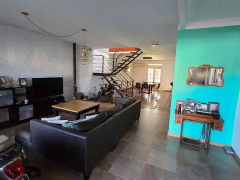 VENTA CASA 5 AMB PARQUE, PILETA Y QUINCHO QUILMES