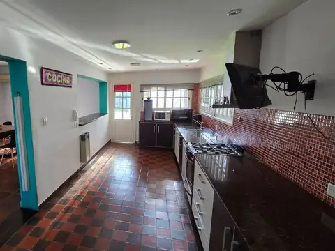 VENTA CASA 5 AMB PARQUE, PILETA Y QUINCHO QUILMES