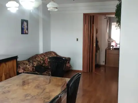 Zona Monumento, dos dormitorios, frente balcón. Excelente estado 481-5308