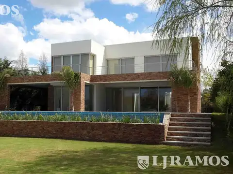 Casa a la laguna con 4 dormitorios  en venta  en Santa Barbara