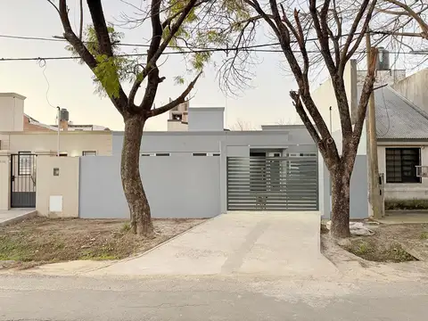 Casa en VENTA 3 dormitorios  y Cochera Lote 200m2 con patio verde FISHERTON