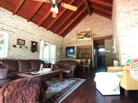 Casa 4 ambientes con 2 baños