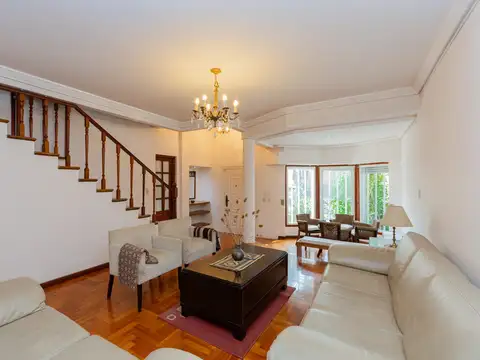 Casa 7 ambientes con 2 baños