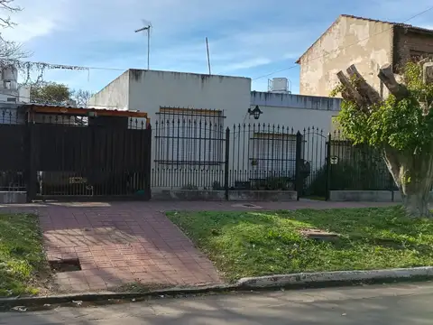 Casa -  2 dormitorios - Quincho - Parque Libre - Apta Credito - Permuta  