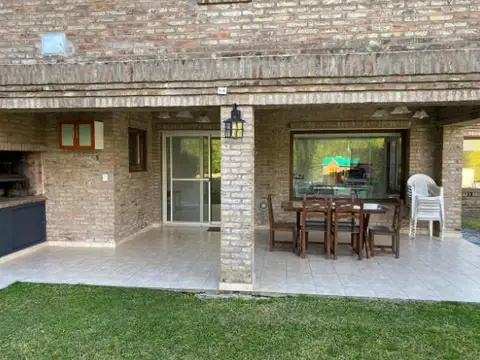 Casa 6 ambientes con 3 baños