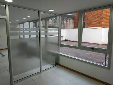 Ubicada en moderno edificio de oficinas.