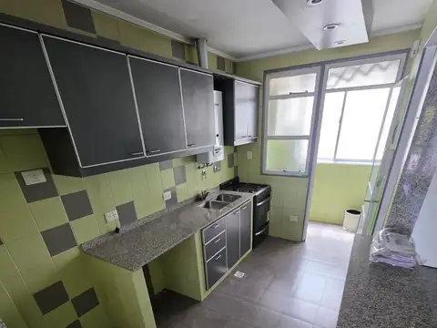 EXCELENTE 3 AMBIENTES - FRENTE - BALCON - SUPER LUMINOSO - EXCELENTE ESTADO - LAVADERO