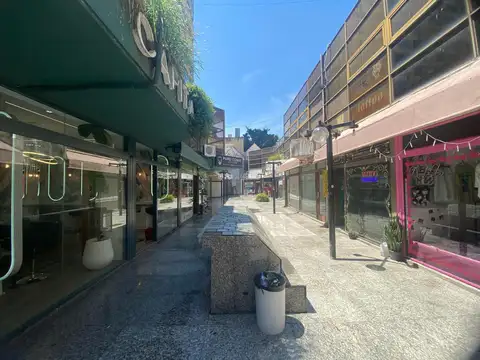 OPORTUNIDAD de Negocio venta de Local Comercial en la PEATONAL