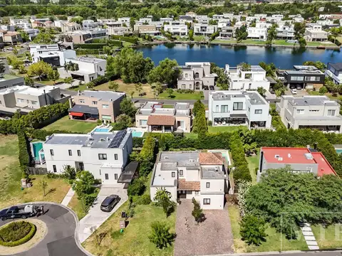 Casa 7 ambientes con 2 baños