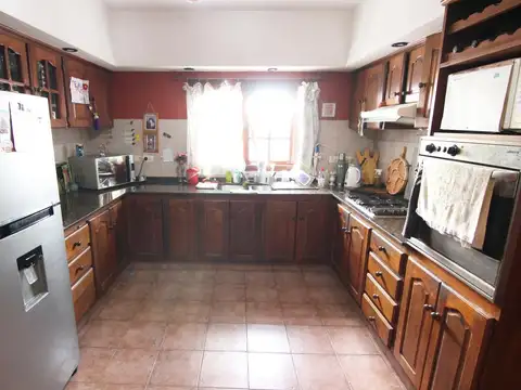 Casa 4 ambientes con 2 baños