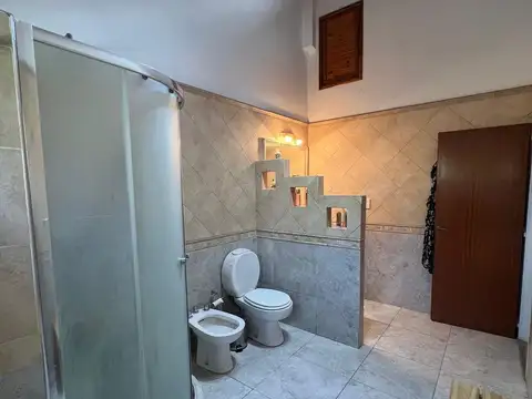 Casa 6 ambientes con 2 baños